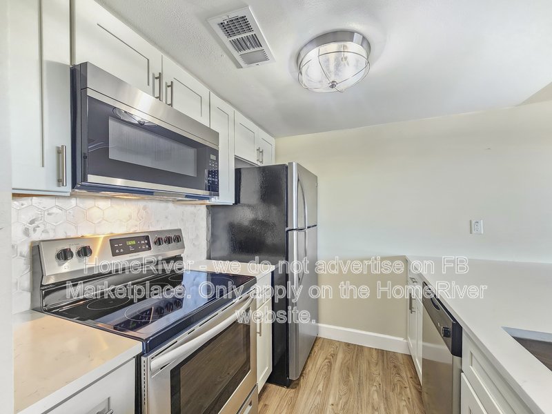 Move In Ready! - 2525 W Bay Dr Apt B42, Belleair Bluffs FL 33770 property image